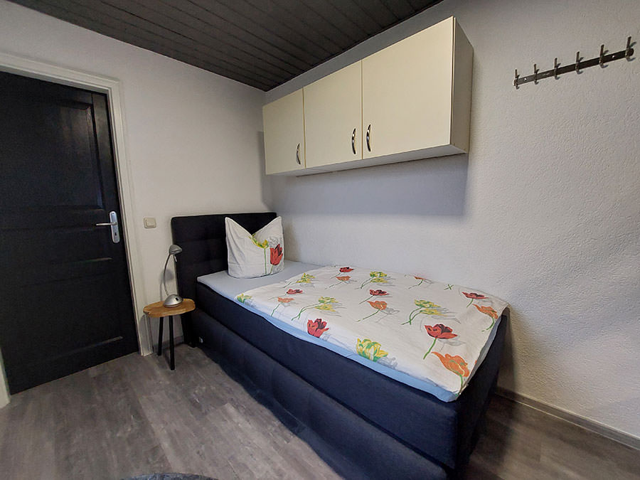 Bett im Schlafzimmer im Einzelzimmer Strandkorb auf der Insel Hiddensee