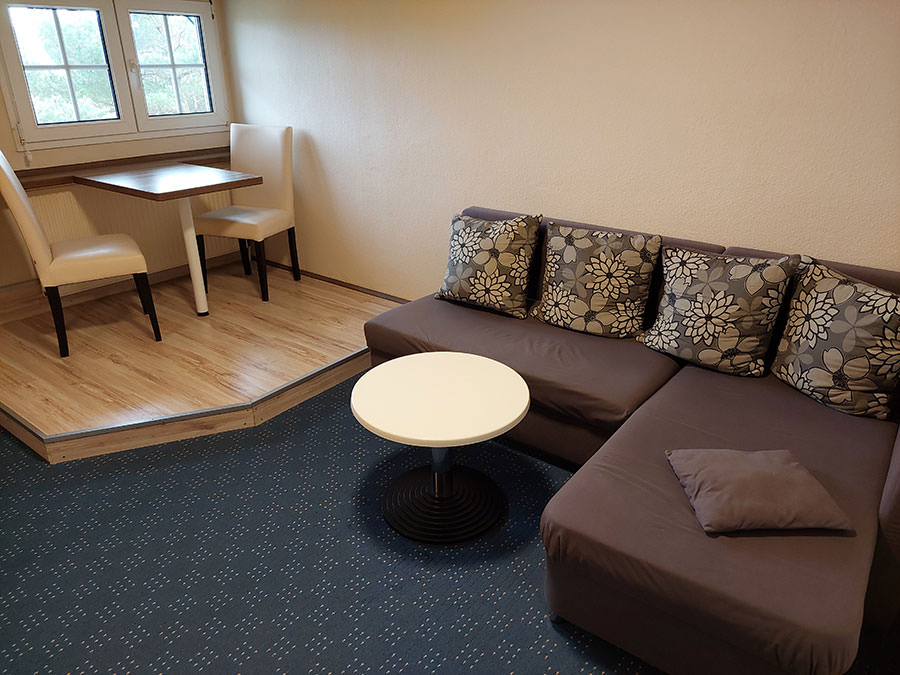 Wohnzimmer mit Couch in der Ferienwohnung Boddenblick in Neuendorf auf der Insel Hiddensee