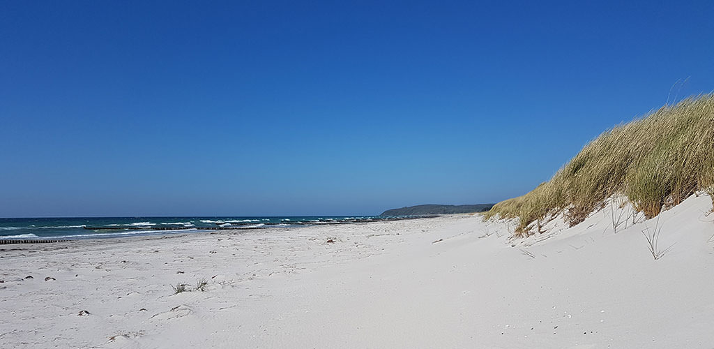 Strand an der Ostsee in Neuendorf auf der Insel Hiddensee